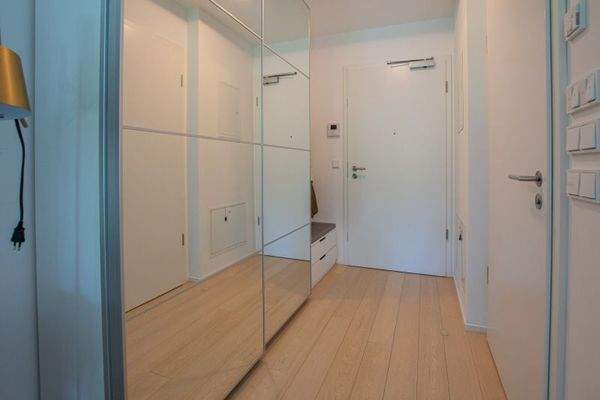 Eingangsbereich mit Kleiderschrank