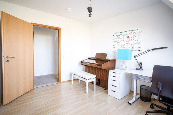 Büro / Kinderzimmer Unten