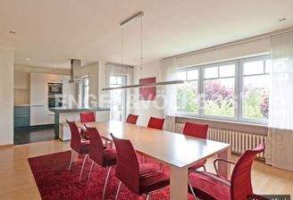 Dieses Foto wurde mit KI bearbeitet (Entfernung persönlicher Gegenstände).