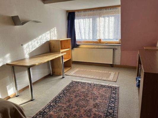 großes, helles Schlafzimmer mit Gaubenfenster (DG)