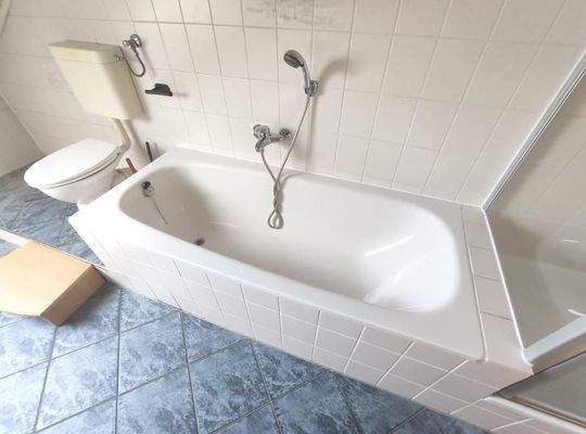 Bad mit Badewanne und Dusche Bild 2