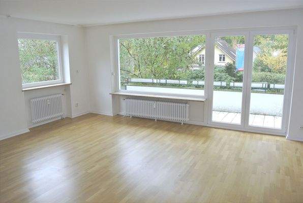 Wohnzimmer mit Balkon