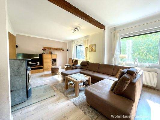 Großzügiges Wohnzimmer mit Kaminofen