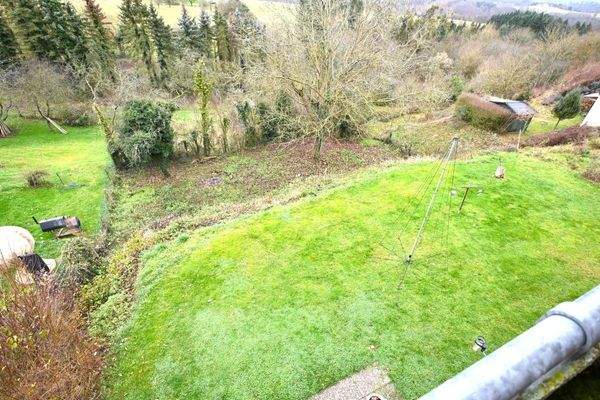 mit großem Grundstück