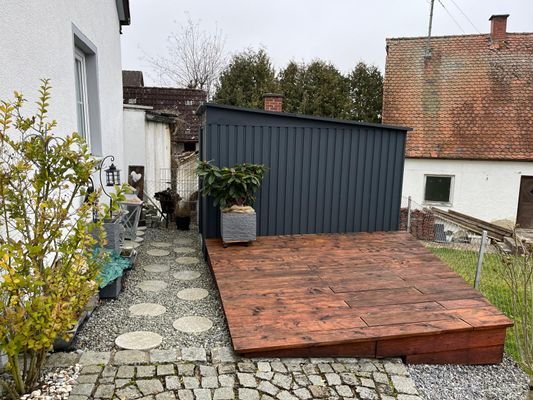 Gartenschuppen und Terrasse
