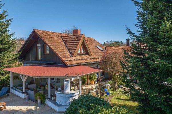 überdachte Terrasse mit Haus