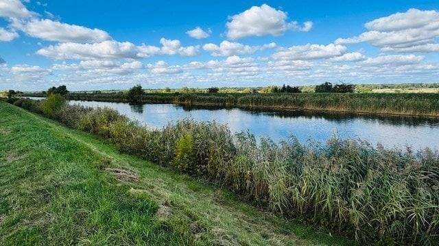 Kanal hinter dem Damm