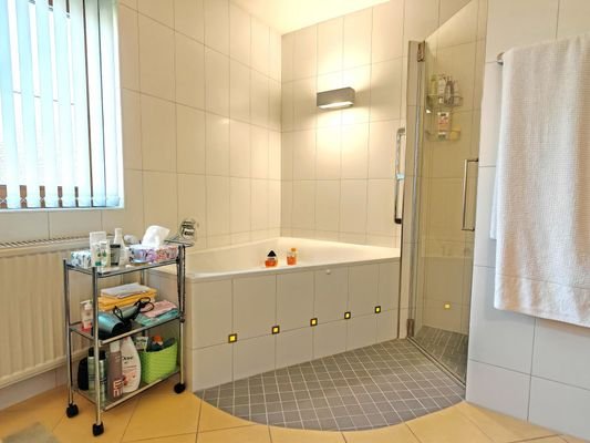 Bad mit WC, Bidet, Wanne und Dusche (EG)
