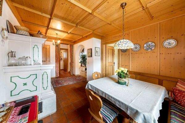 Die charmante Sitzecke mit Zugang rechts in Küche