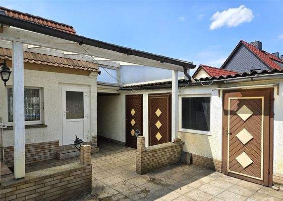 Hof Eingänge Waschraum, Garage, 