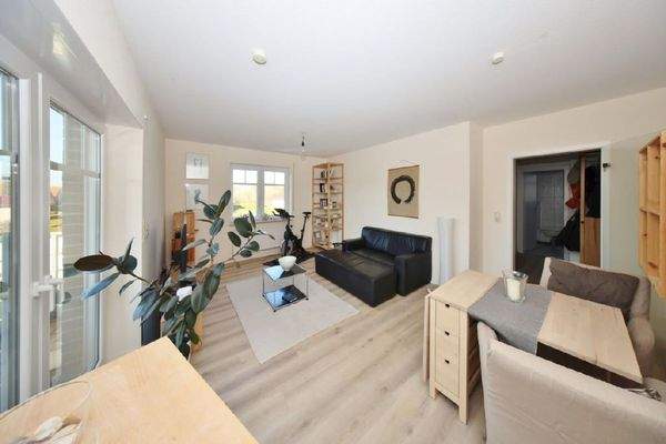 Wohn-/Esszimmer mit Zugang zum Balkon