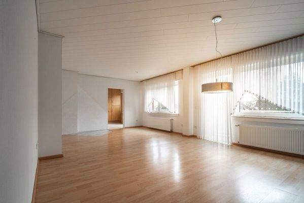 mit Zugang zum Balkon