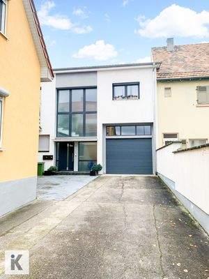 Hausansicht mit Garage