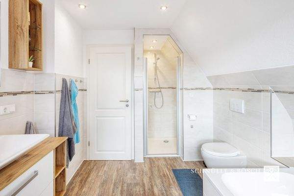 Das Bad im Obergeschoss verfügt über Wanne und Dusche