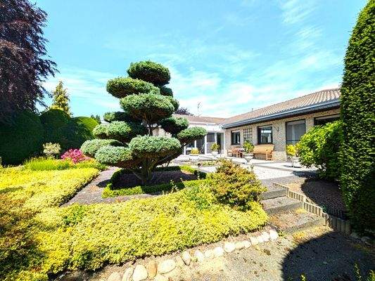 Die Liebe zu diesem professionell und aufwendig angelegten Garten spiegelt sich in den Formgehölzen wider.