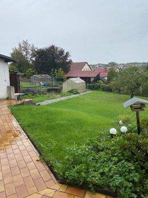  Garten und Weg zur Treppe