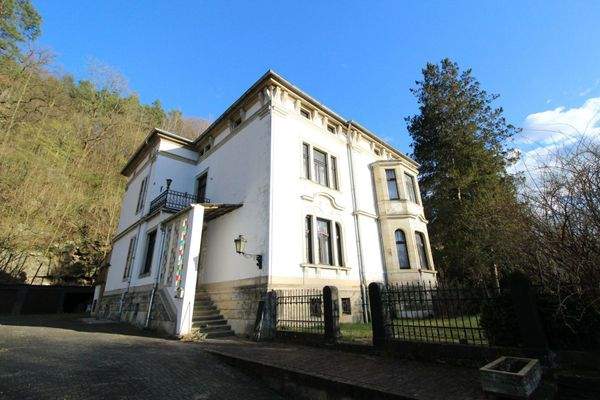 Seitenansicht mit Eingangsbereich