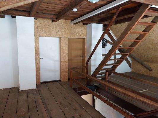 Zugang zu 2 weiteren Schlafzimmern im Dachgeschoss und vorgelagerter Hobbyraum als Ausbaureserve