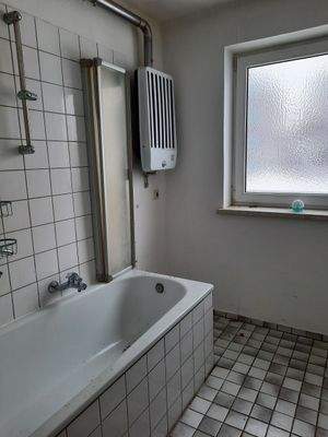 Helles Badezimmer mit Fenster