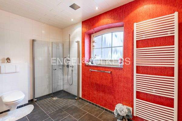 Duschbadezimmer im Erdgeschoss