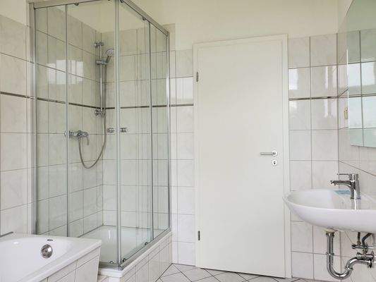 Bad mit Wanne und Dusche.jpg