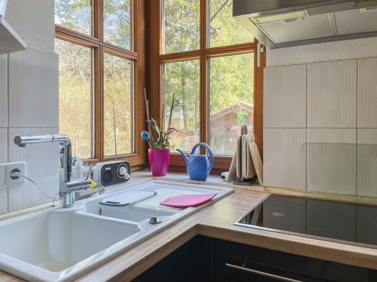 Küche mit sonnigem Eckfenster