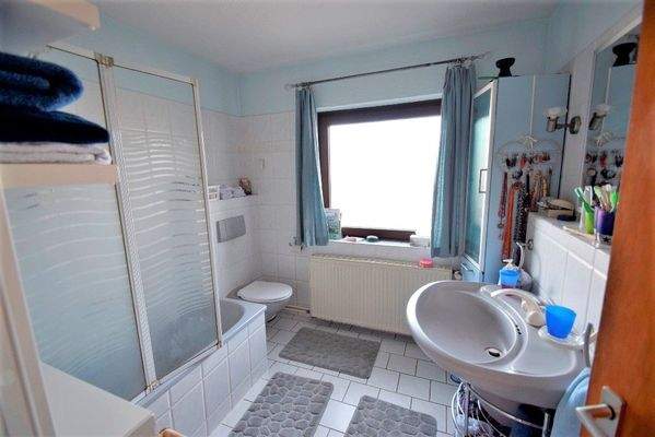 Bad im OG mit Wanne und Glas-Duschwand