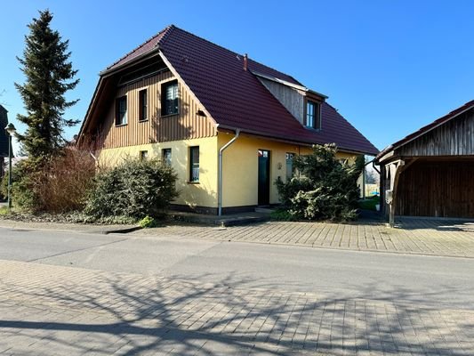 Hausansicht mit Carport