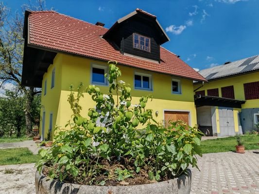 Außenansicht Nebengebäude und Garage