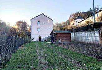 Terrasse und Garten mit Gartenhaus
