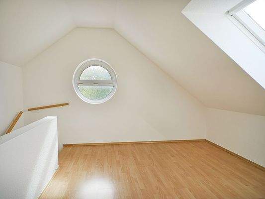 Schicke Empore mit Bullaugenfenster