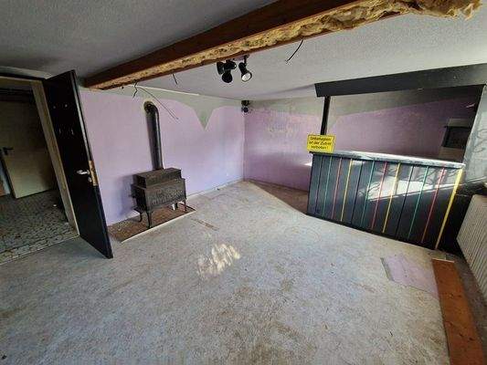 Partyraum im Keller mit Schwedenofen.jpg