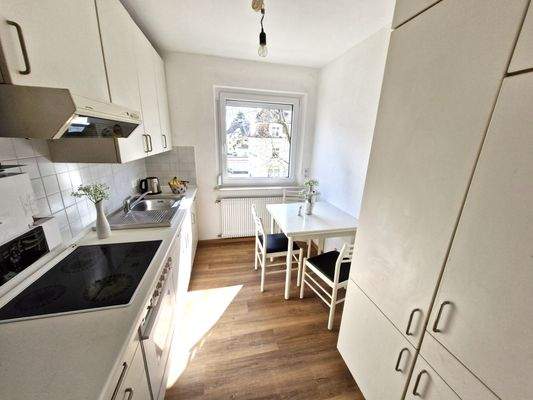 Küche inklusive heller EBK und Essplatz