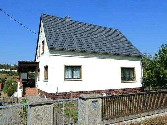 Vorderansicht Haus, Zufahrt und Zuweg