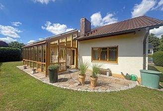 Haus mit Wintergarten und Terrasse