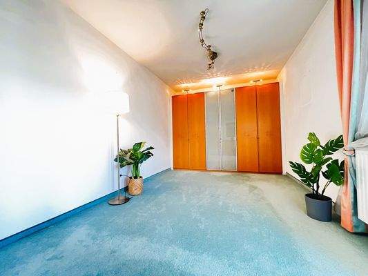 Schlafzimmer 2 mit ca. 17m²