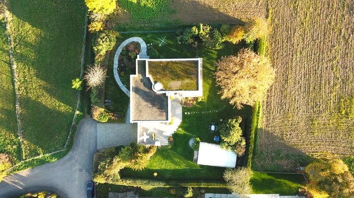 Unternehmer-Villa mit Pool - Vogelperspektive