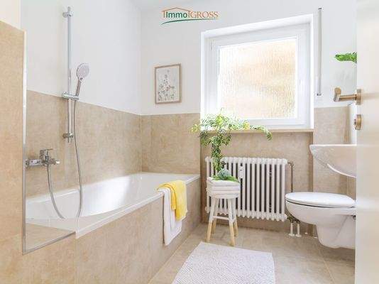 Großes Bad mit Badewanne