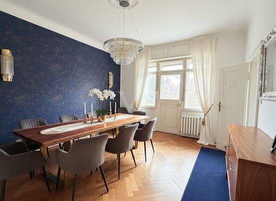 Esszimmer (KI-generierte Einrichtung)