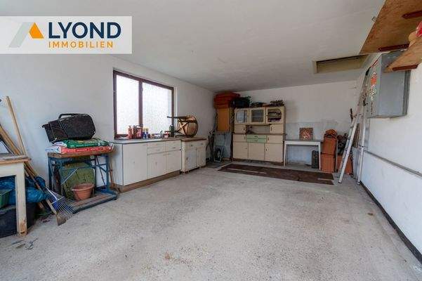 Garage auf der Gegenüberliegenden Straßenseite