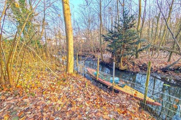 Bachlauf an der Grundstücksgrenze