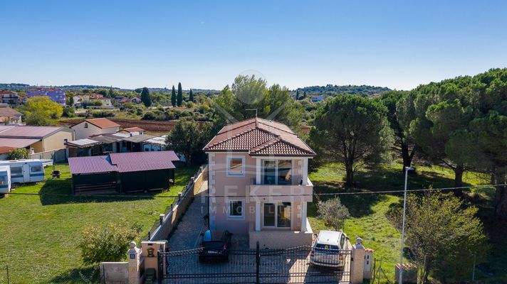 Mehrere Autos finden einen sicheren Stellplatz