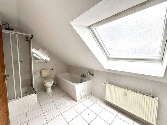 Bad mit Wanne und Dusche