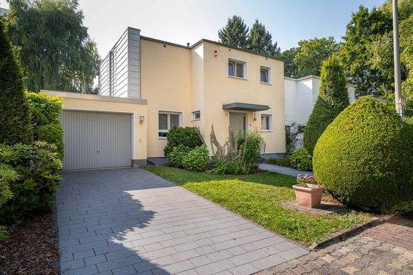 Haus Vorderseite mit Vorgarten, Garage und Stellplatz