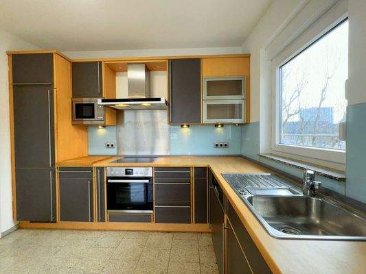 Kitchen with fitted kitchen