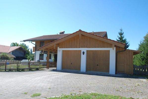 Platz für zwei große PKW