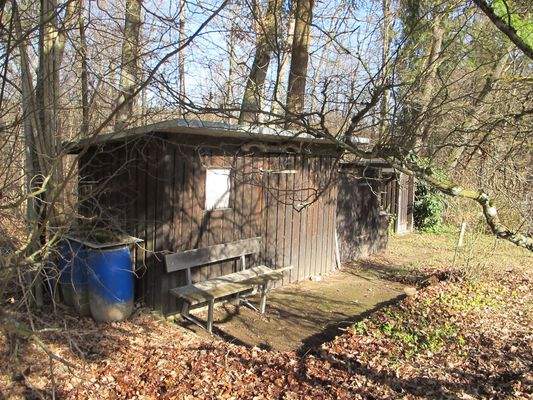 Gerätehaus mit Bodenplatte und Regentonnen.JPG