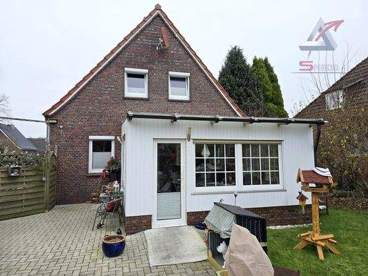 rückwärtige Ansicht mit Sommergarten