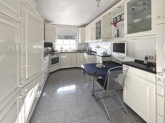 Hochglanzküche mit Granit-Arbeitsplatte