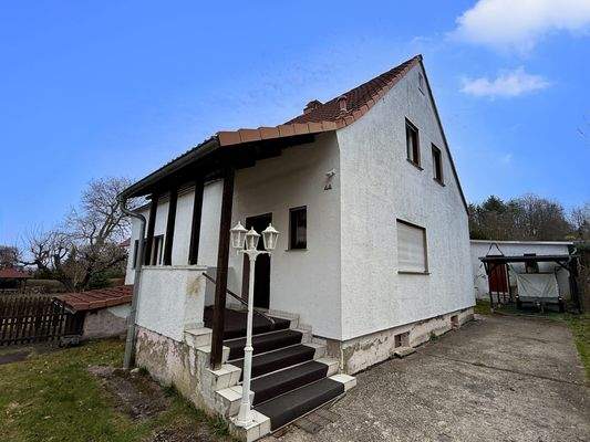 Einfahrt mit Carport